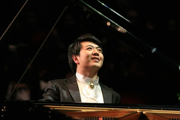 런던에 있는로 앨버트 홀에서 콘서트를 중국어 피아니스트 2012 — 스톡 사진