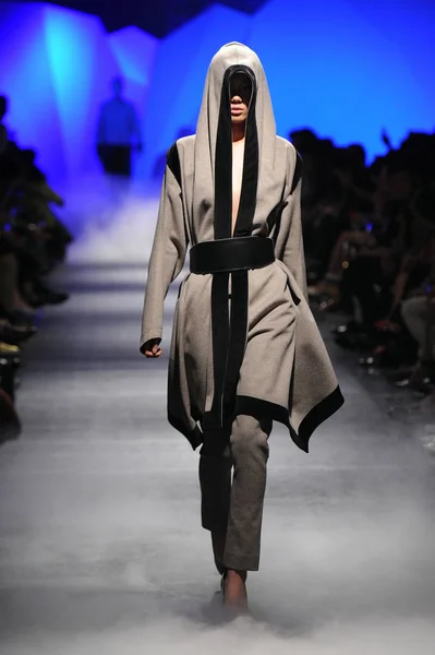 Model Presents New Creation Chinese Fashion Designer Simon Gao His — Stock Photo, Image