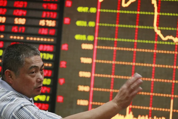 Een Chinese Investeerder Reageert Als Hij Kijkt Naar Voorraad Indexen — Stockfoto