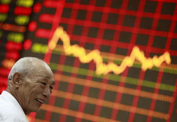 中国の投資家は Huaibei 東中国安徽州の株式仲買家で株式や株式指数の価格を見ながら反応します 月2012 — ストック写真