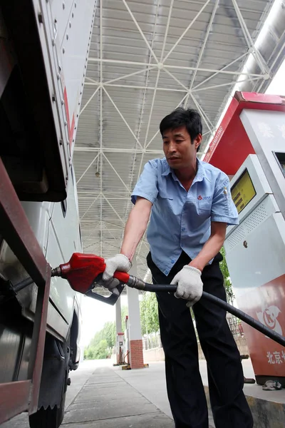 Funcionário Chinês Abastece Uma Van Posto Gasolina Cidade Jimo Leste — Fotografia de Stock