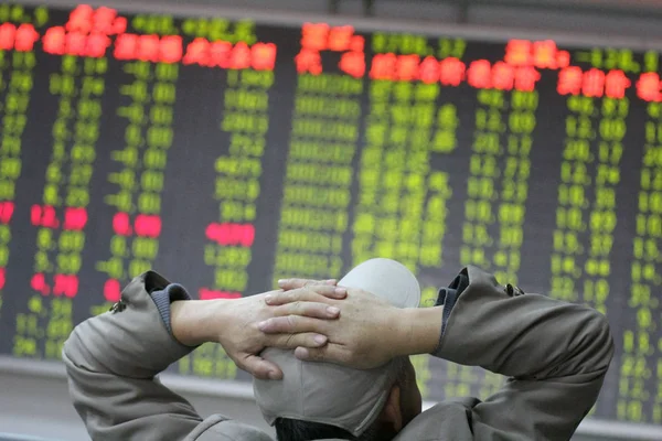 Investor Cina Melihat Harga Saham Merah Untuk Kenaikan Harga Dan — Stok Foto