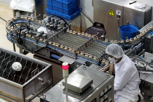 Работник Завода Наблюдает Бутылками Молочного Напитка Якулт Проходящего Через Производственную — стоковое фото