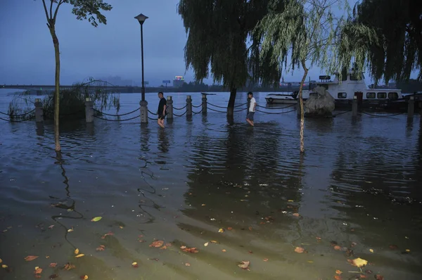 Población Local Las Aguas Inundación Causadas Por Las Tormentas Lluvia — Foto de Stock