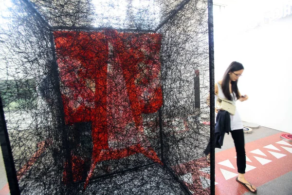 Visitor Walks Artwork Contemporary Art Exhibition Shanghai Art Fair 2012 — Stock Photo, Image