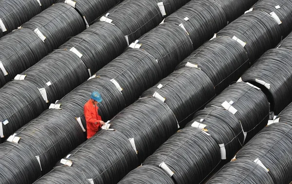 2012년 10월 18일 랴오닝성 북동부 다롄시의 둥베이 특수강철그룹 공장에서 노동자가 — 스톡 사진