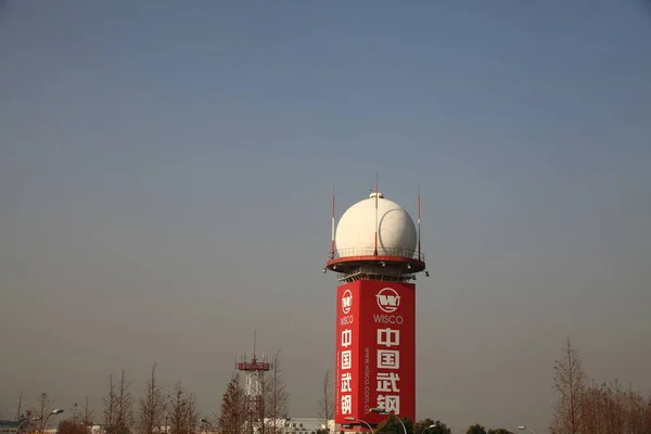 2010年12月28日 中国上海浦东国际机场 武汉钢铁 又称威斯科 的广告 — 图库照片
