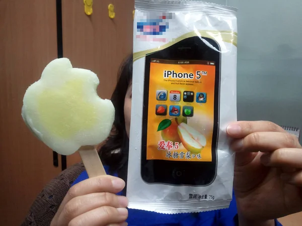 Een Klant Neemt Een Iphone Ice Cream Shenyang City Noordoost — Stockfoto