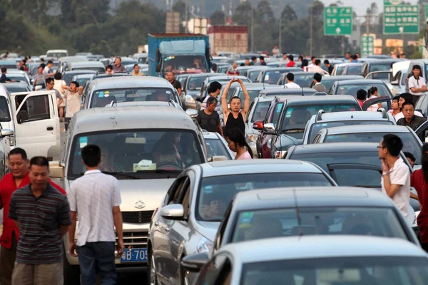 Los Turistas Chinos Descansan Junto Sus Coches Mientras Esperan Una — Foto de Stock