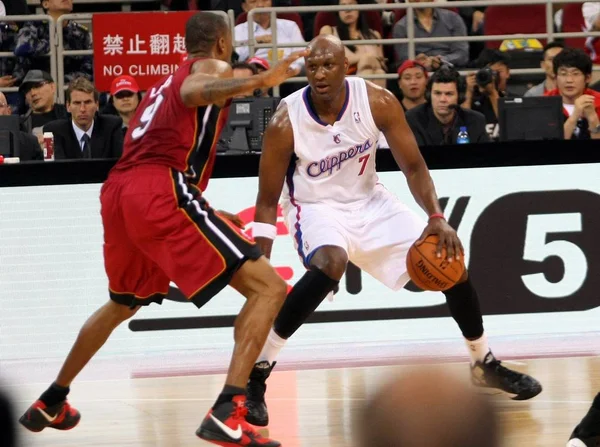 ロサンゼルス クリッパーズのラマオドム マイアミ ヒートの Rashard ルイスの挑戦 中国北京での Nba 中国競技大会のバスケットボール試合中 10月11日2012 — ストック写真