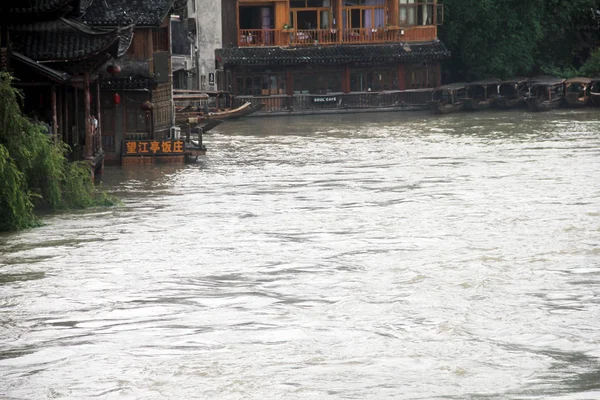 古い家屋は 2012年6月27日 中国中央省湖南省の西西トゥジアとミャオ自治区の風光 フェニックス 古代の町で豪雨によって引き起こされた洪水のトゥオジャン川 トゥオ川 の水によって部分的に水没しています — ストック写真