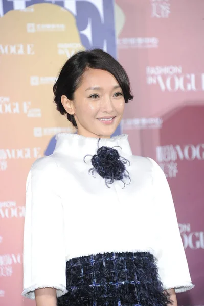 彼女が 2012 日北京 ヴォーグ誌の 120 周年を記念するガラに到着した中国の女優周迅のポーズします — ストック写真