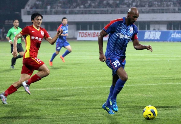 Nicolas Anelka Shanghai Shenhua Destra Dribbling Contro Changchun Yatai Nella — Foto Stock