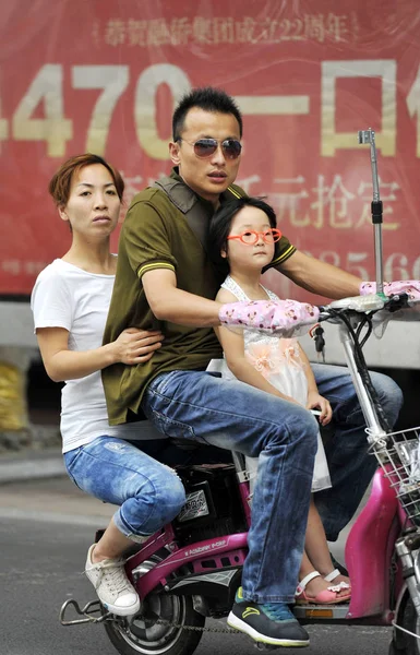 Una Familia China Tres Personas Monta Una Bicicleta Eléctrica Carretera — Foto de Stock