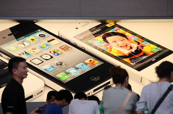 Kínai Vásárlók Próbálja Iphone Okostelefonok Apple Store Nanjing Road Bevásárló — Stock Fotó