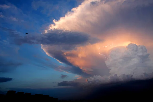 Avion Survole Nuage Ressemblant Champignon Pékin Chine Juin 2012 — Photo