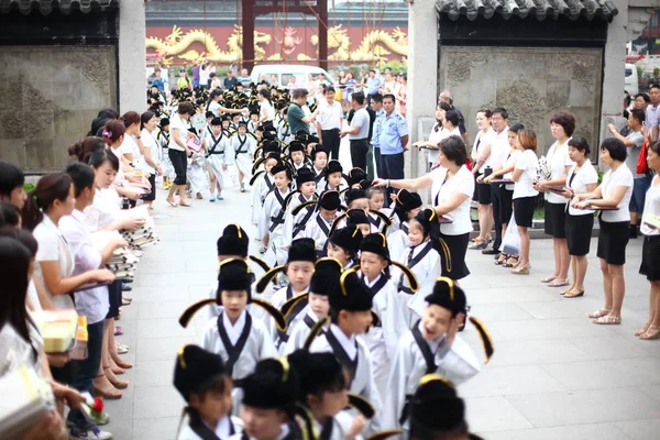 中国の伝統的な衣装を身にまとい 新しく入学した小学生は 南京市の孔子廟 東中国江蘇省 9月1日2012に最初の筆記式に参加します — ストック写真