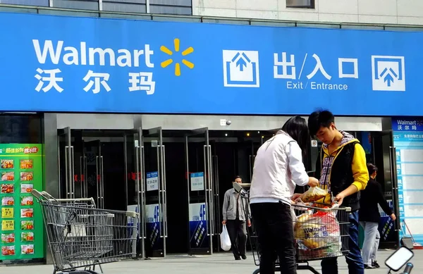 Clientes Chineses Saem Supermercado Walmart Xangai China Outubro 2011 — Fotografia de Stock