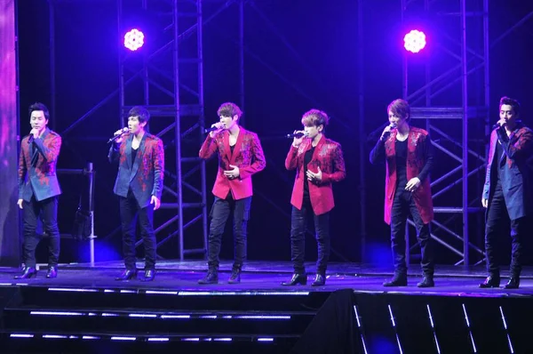 Membros Boy Band Sul Coreana Shinhwa Apresentam Durante Seu Concerto — Fotografia de Stock