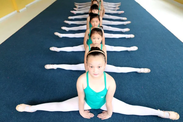 Les Jeunes Filles Pratiquent Ballet Dans Une École Danse Pendant — Photo
