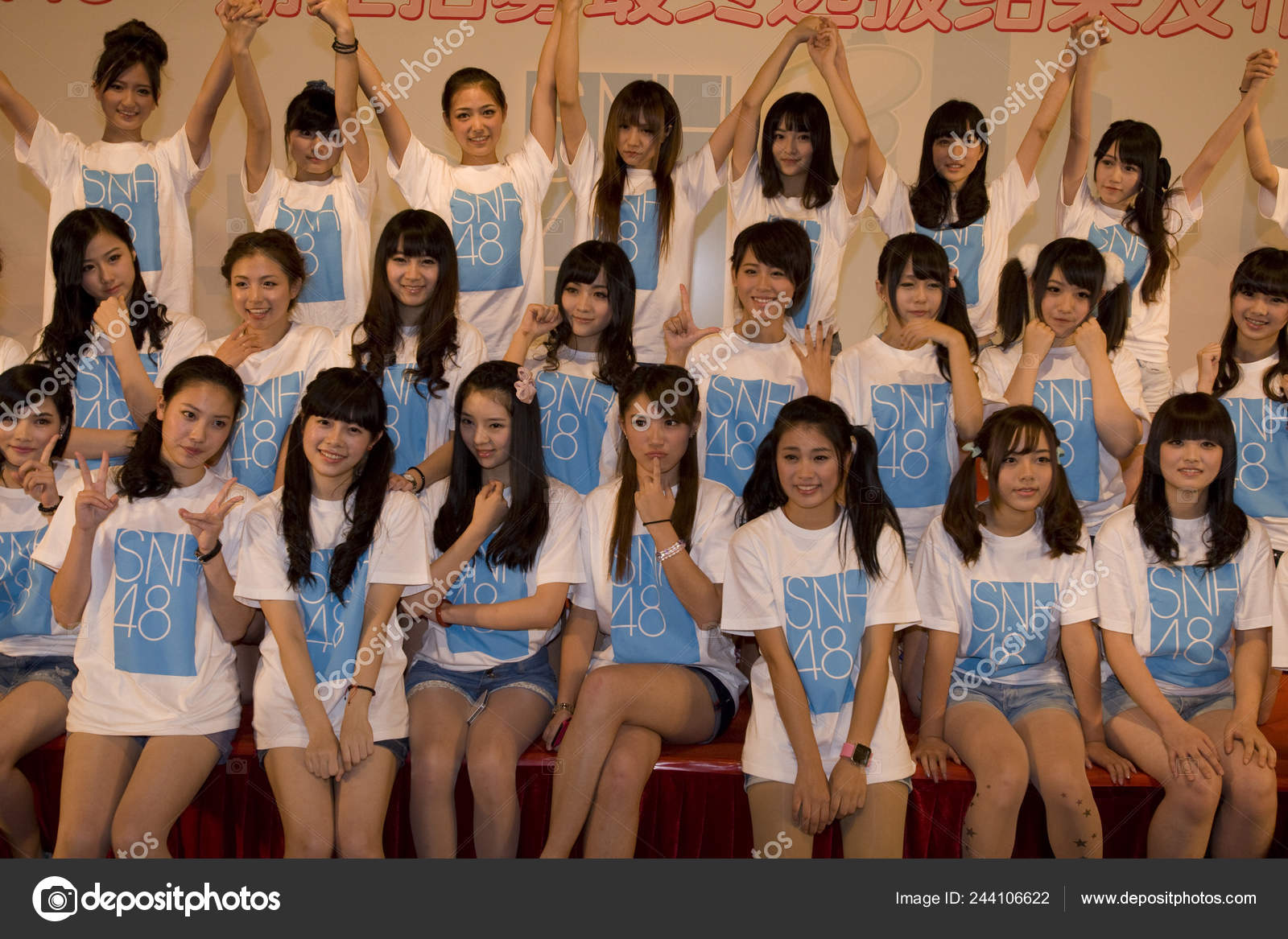 集合写真　女子小学生 中国のポップ グループ Snh48 の若い女の子は 上海での式典に出席します 月2012— ストックイラストレーション by ©  ChinaImages #244106622