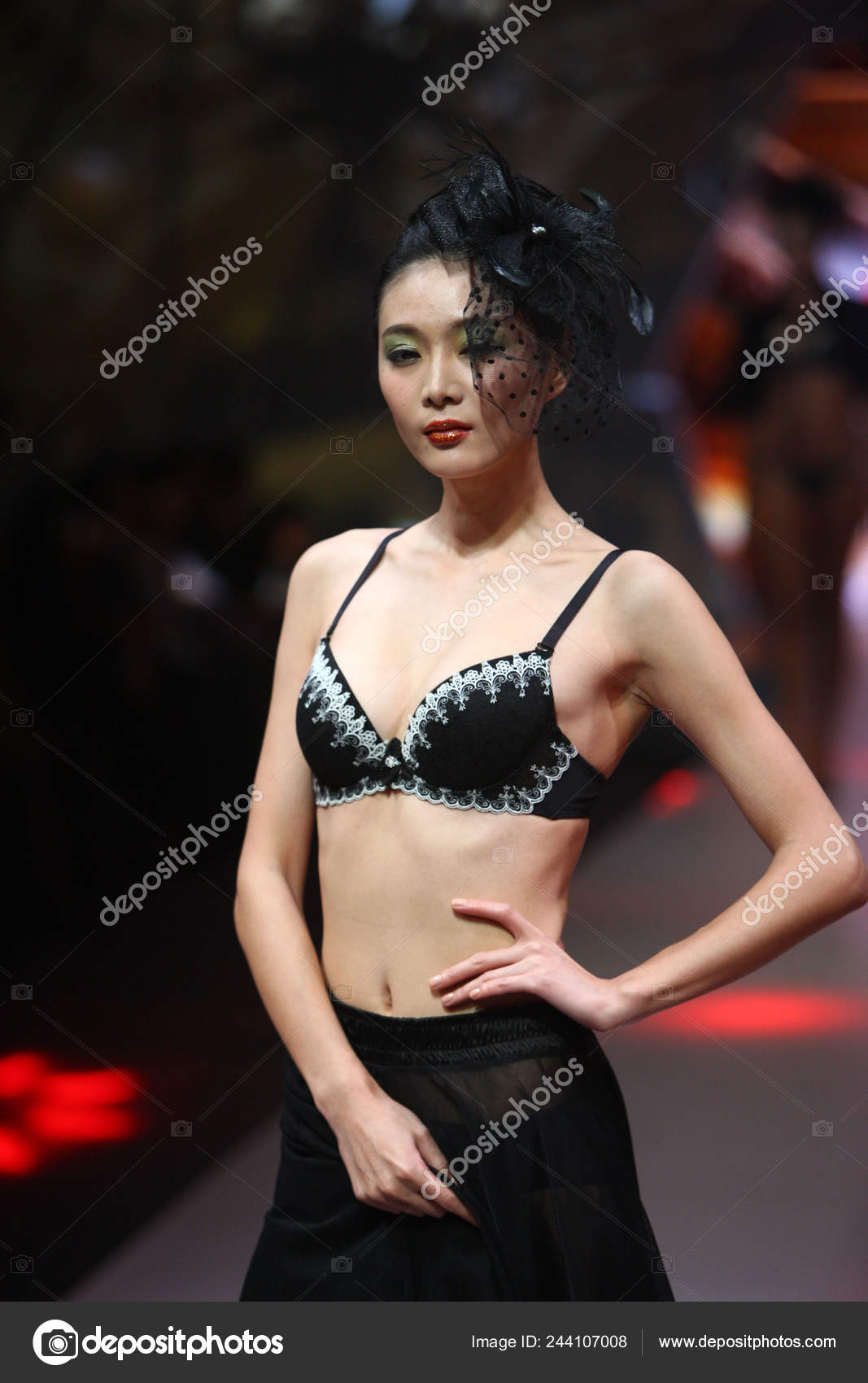 中国下着ショー モデルは上海 2013年春夏ファッション ウィーク 中国の 2012 古今ランジェリーのファッションショーに新しい創造を表示します —  ストック編集用写真©ChinaImages#244107008