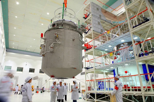 Chinesische Raumfahrtingenieure Betrachten Das Orbitalmodul Des Raumschiffs Shenzhou Shenzhou Das — Stockfoto