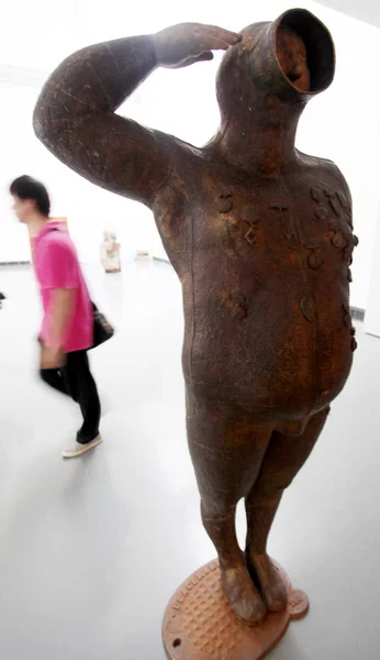 Visitante Pasa Junto Una Escultura Durante Exposición Sobre Esculturas China — Foto de Stock