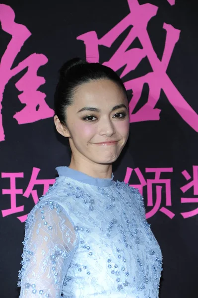 2012年10月25日 中国女演员姚晨抵达中国北京参加 兰福尔 杂志的联欢会时 在红地毯上摆姿势 — 图库照片