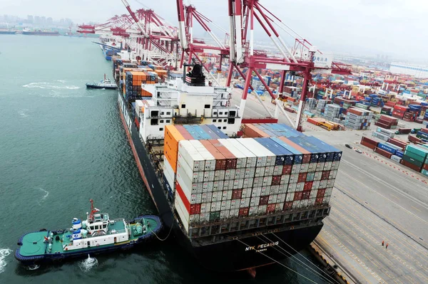Schlepper Schleppen Ein Containerschiff Hafen Von Qingdao Der Stadt Qingdao — Stockfoto