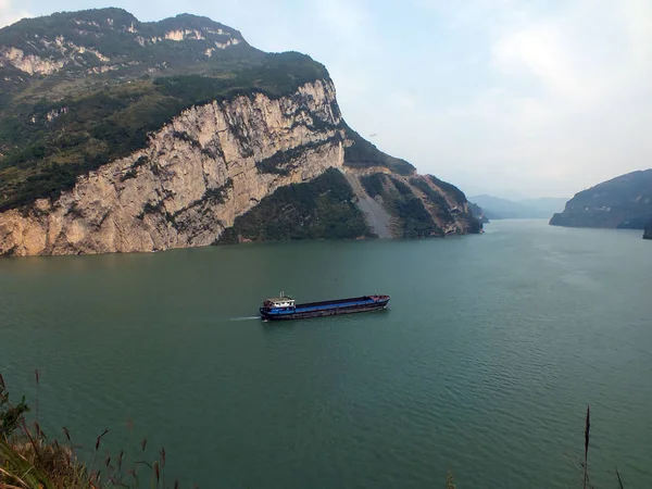 Cargo Navigue Sur Fleuve Yangtze Xiling Gorge Après Que Niveau — Photo