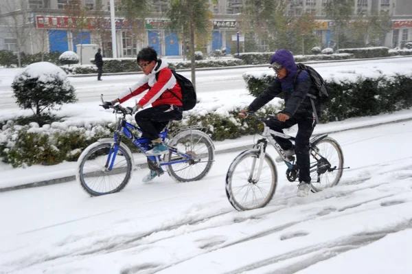 Chinese Studenten Rijden Fietsen Een Besneeuwde Weg Heihe City Noordoostelijke — Stockfoto