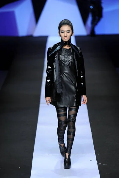 モデルはメルセデス ベンツ中国 2013年春夏ファッション ウィーク 中国の 2012 回中国ファッション革着るデザイン コンテストで作成を表示します — ストック写真