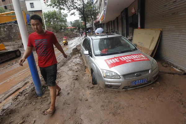 Peatón Pasa Por Delante Coche Parcialmente Sumergido Por Barro Una — Foto de Stock