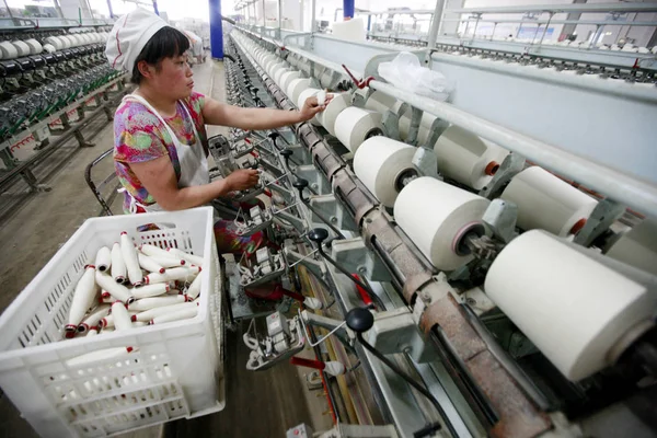 Une Travailleuse Chinoise Occupe Production Fils Sur Une Machine Filer — Photo