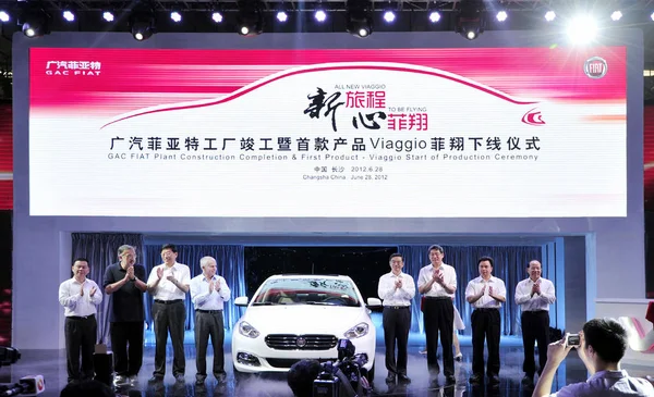 Čínští Představitelé Vedoucí Pracovníci Fiat Tleskají Vedle Fiat Viaggia Inauguraci — Stock fotografie
