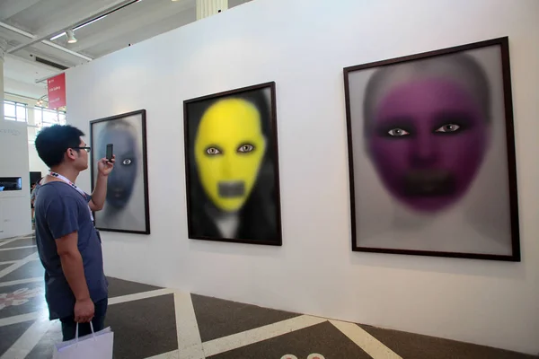Visitor Takes Photos Artworks Contemporary Art Exhibition Shanghai Art Fair — Stock Photo, Image