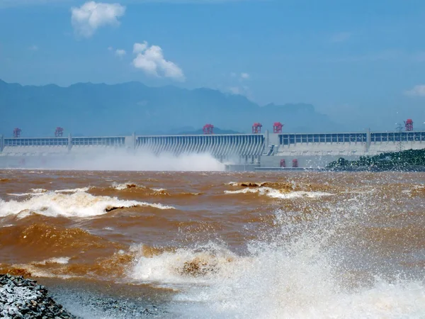 Floodwaters Yangtze River Gush Out Three Gorges Dam Yichang City — Fotografia de Stock