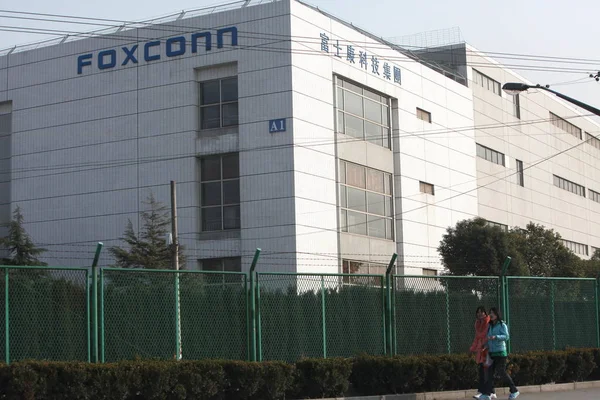 Two Young Women Walk Plant Foxconn Songjiang Industrial Zone Shanghai — Stock Photo, Image