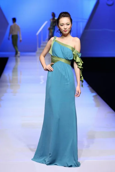 Model Displays New Creation Hong Kong Designer Dorian Asahikasei Fashion — Stock Photo, Image