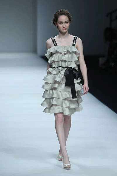 モデルは上海 2013年春夏ファッション ウィーク 中国の 2012 日香港ファッション デザイナー彼のファッションショーに Dorian によって新しい創造を表示します — ストック写真