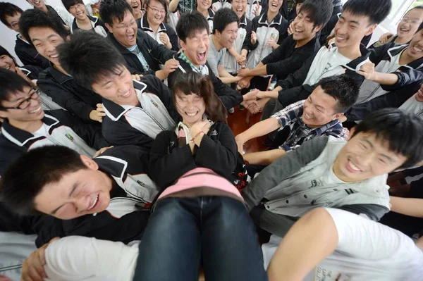 2012年5月30日 在中国江苏省东部扬州市一所高中举行的年度全国高考前 中国学生玩团队建设游戏来发泄压力 — 图库照片