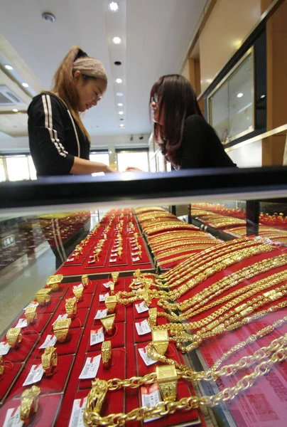 Kinesiska Kontorist Serverar Kund Som Köper Guld Ornament Guld Butik — Stockfoto