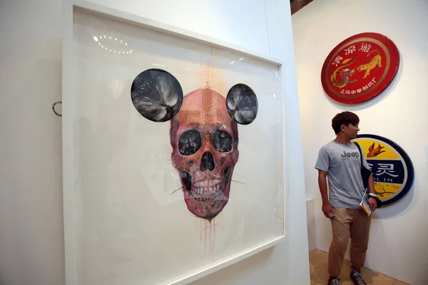 Visitante Olha Para Obras Arte Durante Exposição Arte Contemporânea Shanghai — Fotografia de Stock