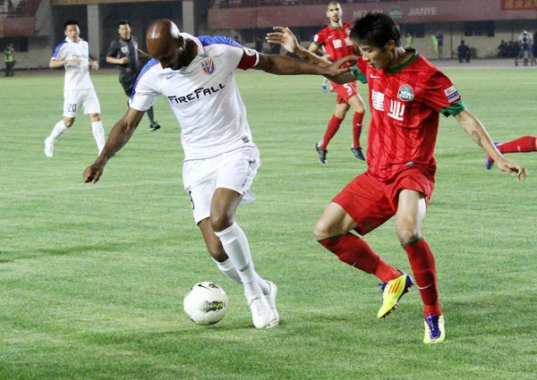 Nicolas Anelka Von Shanghai Shenhua Links Fordert Han Chao Von — Stockfoto