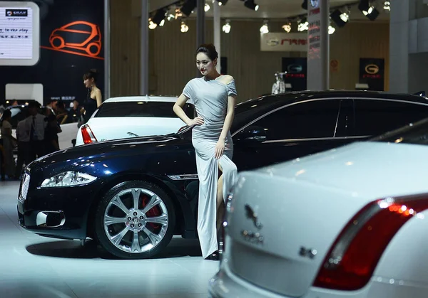 Modelo Posa Com Carro Jaguar Durante 15Th Chengdu Motor Show — Fotografia de Stock