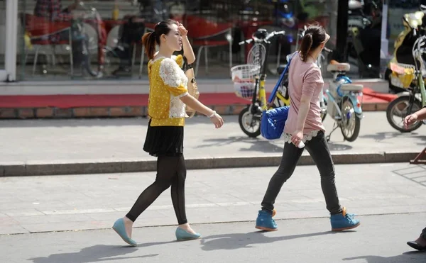 Ein Mädchen Minirock Auf Einer Straße Der Stadt Yangzhou Der — Stockfoto