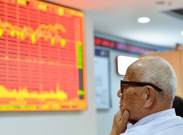 Een Belegger Controleert Aandeleninformatie Bij Een Particuliere Effecten Maatschappij Hangzhou — Stockfoto