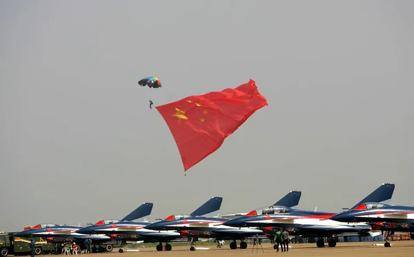 中国人民解放军 Pla 空军巴伊降落伞小组成员在南部珠海市举行的第九届中国国际航空航天展览会 2012年中国航空展 上与中国国旗一起表演 — 图库照片