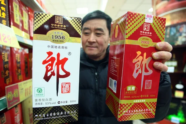 File Customer Holds Two Bottles Langjiu Liquor Supermarket Shanghai China — стоковое фото